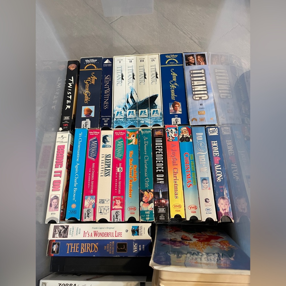 VHS Lot - Picture 15 of 16